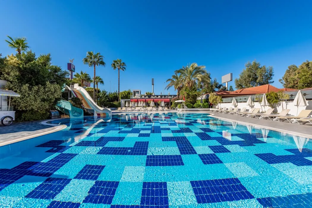 White City Beach Hotel (+16)