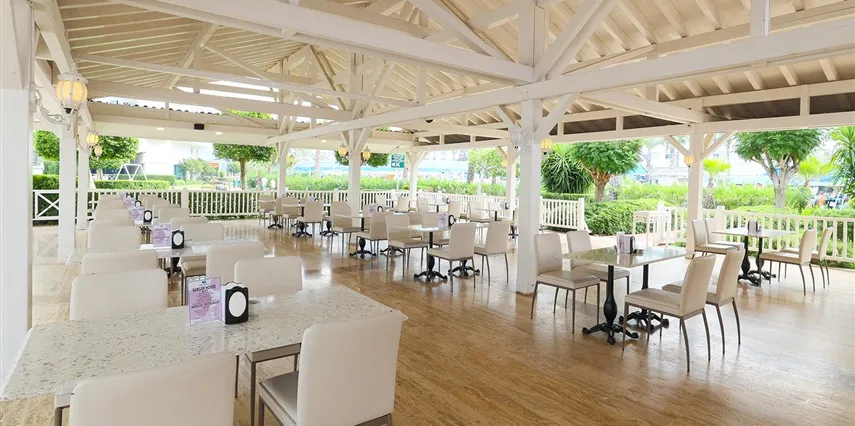 Crystal Admiral Resort Suites & Spa
