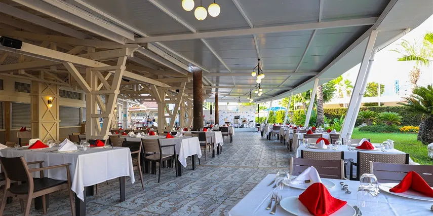Crystal Admiral Resort Suites & Spa