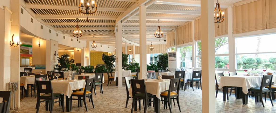 Crystal Admiral Resort Suites & Spa