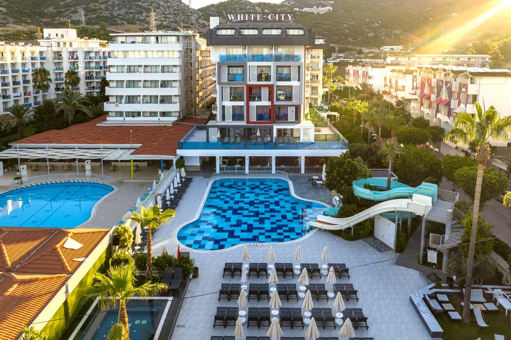 White City Beach Hotel (+16)